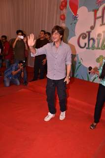 A cute SRK celebrates children's day