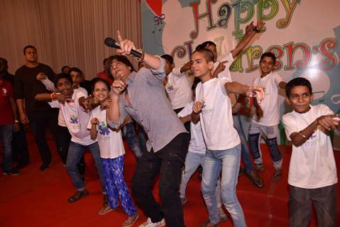 A cute SRK celebrates children's day