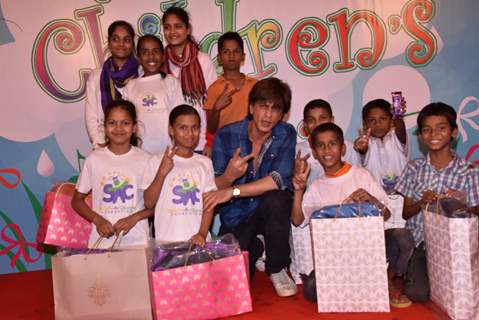 A cute SRK celebrates children's day