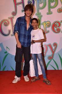 A cute SRK celebrates children's day