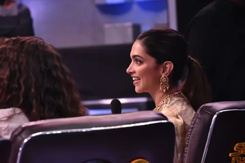 Deepika dances on Ghoomar with Super Dancer kids