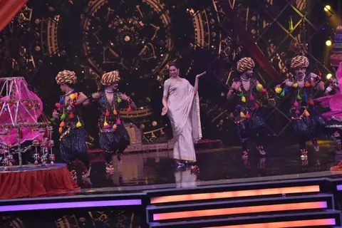 Deepika does the Ghoomar dance on the stage