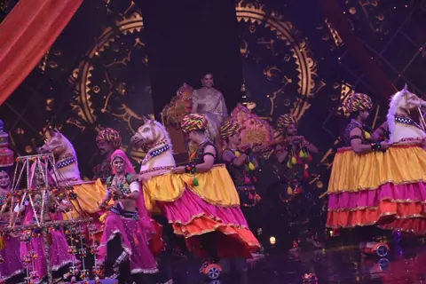 A grand entry for the QUEEN!