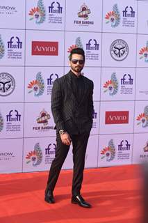 Handsome Shahid Kapoor poses at the red carpet