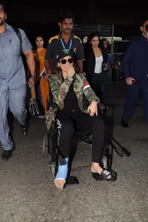 Kangana still smiles with a broken leg