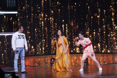 Salman - Katrina dance on the tunes of O O Jane Jana at a show