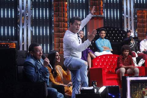 Salman - Katrina dance on the tunes of O O Jane Jana at a show