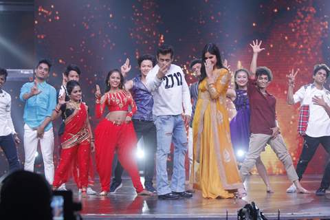 Salman - Katrina dance on the tunes of O O Jane Jana at a show