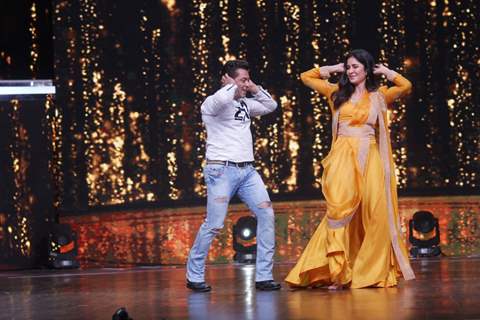 Salman - Katrina dance on the tunes of O O Jane Jana at a show