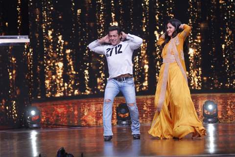 Salman - Katrina dance on the tunes of O O Jane Jana at a show