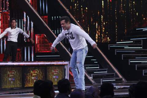 Salman - Katrina dance on the tunes of O O Jane Jana at a show