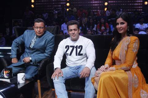 Salman - Katrina dance on the tunes of O O Jane Jana at a show