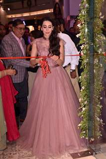 Karisma Kapoor's delightful appearance at a mall