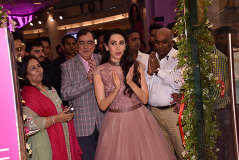 Karisma Kapoor's delightful appearance at a mall