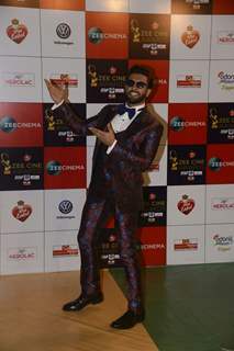 Ranveer is killing it with his blue glasses