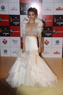 B'Town celeb's dazzle at Zee Cine Awards Red Carpet