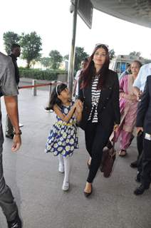 Aaradhya's cute antics with mommy Aishwarya at the Airport