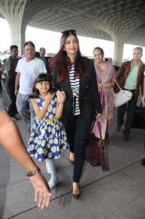 Aaradhya's cute antics with mommy Aishwarya at the Airport