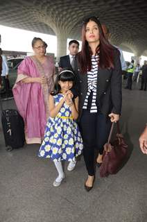 Aaradhya's cute antics with mommy Aishwarya at the Airport