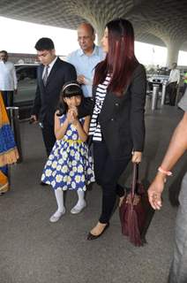 Aaradhya's cute antics with mommy Aishwarya at the Airport