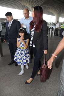 Aaradhya's cute antics with mommy Aishwarya at the Airport