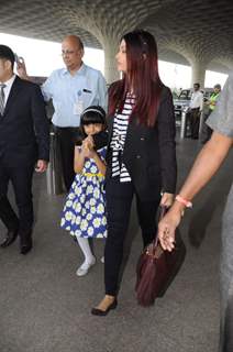 Aaradhya's cute antics with mommy Aishwarya at the Airport