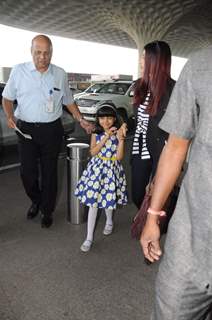 Aaradhya's cute antics with mommy Aishwarya at the Airport