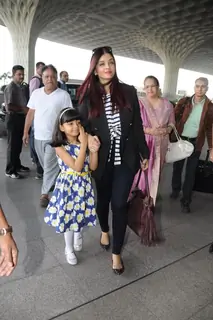Aaradhya's cute antics with mommy Aishwarya at the Airport