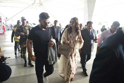 Anushka - Virat leave from Delhi for Mumbai