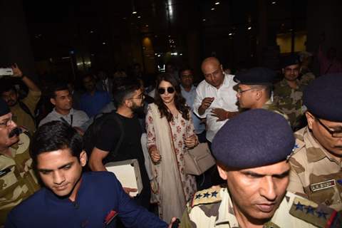 Anushka - Virat leave from Delhi for Mumbai