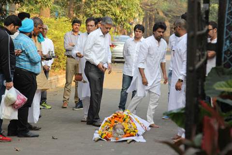 SRK, Abhishek Bachchan at Nikhil Dwivedi's Dad's Funeral