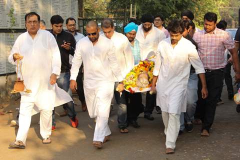 SRK, Abhishek Bachchan at Nikhil Dwivedi's Dad's Funeral