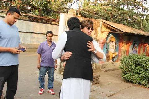 SRK, Abhishek Bachchan at Nikhil Dwivedi's Dad's Funeral