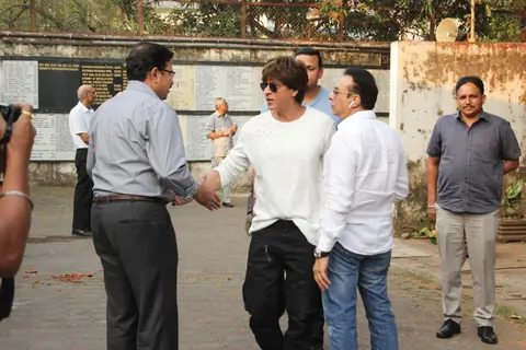 SRK, Abhishek Bachchan at Nikhil Dwivedi's Dad's Funeral