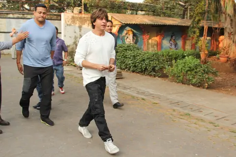 SRK, Abhishek Bachchan at Nikhil Dwivedi's Dad's Funeral