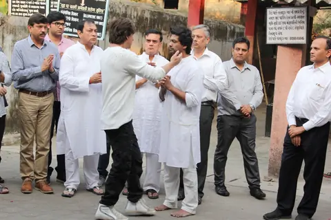 SRK, Abhishek Bachchan at Nikhil Dwivedi's Dad's Funeral