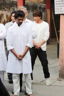 SRK, Abhishek Bachchan at Nikhil Dwivedi's Dad's Funeral