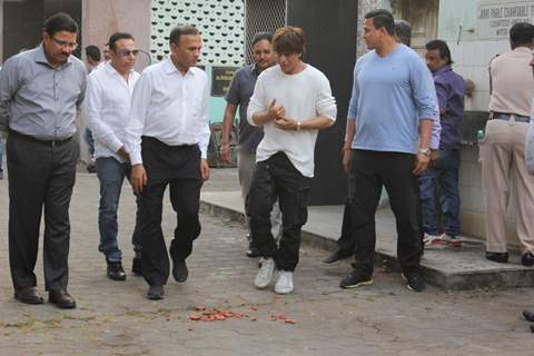 SRK, Abhishek Bachchan at Nikhil Dwivedi's Dad's Funeral