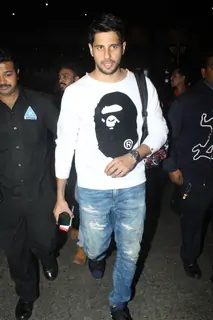 Tiger - Disha, Sidharth and Karisma with family return from holidays