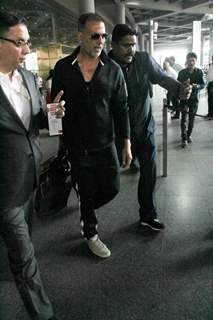 Akshay with family returns from Holidays