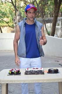 The charming Hrithik Roshan celebrates his Birthday with the media