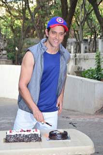 The charming Hrithik Roshan celebrates his Birthday with the media