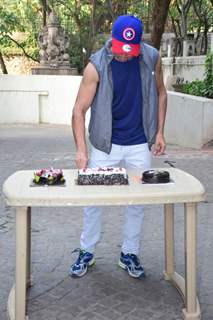 The charming Hrithik Roshan celebrates his Birthday with the media