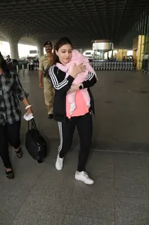 Soha's daughter Inaaya makes her first Airport Apperance
