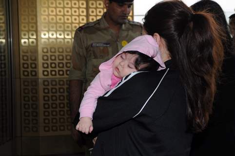 Soha's daughter Inaaya makes her first Airport Apperance