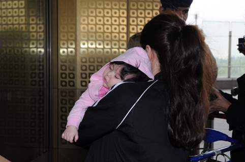 Soha's daughter Inaaya makes her first Airport Apperance