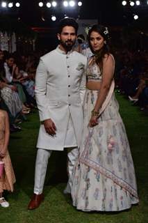 Dream Couple: Shahid - Mira sizzle at the ramp!