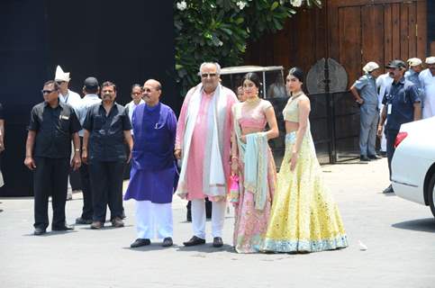 Boney Kapoor, Janhvi Kappor and Khushi Kapoor at Sonam Kapoor and Anand Ahuja Wedding