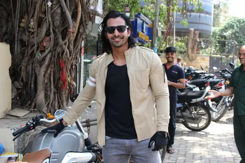 Paltan cast Arjun Rampal, Gurmeet Choudhary and others have a gala time over lunch in the city!