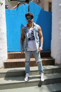 Paltan cast Arjun Rampal, Gurmeet Choudhary and others have a gala time over lunch in the city!